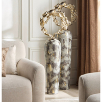 Vase sur pied haut en marbre gris et doré à effet abstrait, sélectionné par la boutique, avec des anneaux dorés imbriqués, pour la décoration de mariage