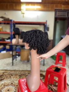 Perruques courtes bouclées en cheveux Remy vietnamiens avec frange, cuticules alignées, couleur naturelle, pour femmes noires - Product Image 4