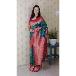 Sari de Noche Tejido en Seda Suave Verde de la Marca Elite Weaves, con Diseño ZigZag Meenakari Zari - Product Image 2