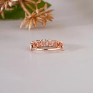 Élégante bague demi-éternité en or rose avec diamant taille émeraude pour femme, cadeau de mariage, de fiançailles ou d'anniversaire, bijoux raffinés - Product Image 6