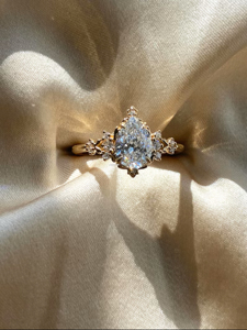 Anillo de Diamantes con Corte de Pera y Diamantes Laterales en Oro Blanco, Elegante Anillo de Compromiso con Halo para Mujer, Joyería Nupcial de Lujo - Product Image 6