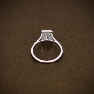 แหวนหมั้นเพชรทรงเหลี่ยมมรกตทองคำขาว 18K ประดับเพชรสร้างในห้องปฏิบัติการ ความใส VVS2 พร้อมใบรับรอง แหวนแต่งงานสำหรับผู้หญิง - Product Image 4