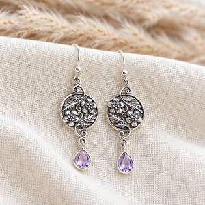 Boucles d'oreilles indiennes traditionnelles en argent 925 avec des gouttes d'améthyste facettées et un design artisanal complexe pour les occasions spéciales - Product Image 4