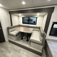 Caravane compacte moderne en forme de larme, camping-car léger et remorquable pour le camping en plein air et les aventures tout-terrain