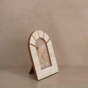 Cadre photo carré en bois fait main avec bord festonné, finition naturelle, décoration de table, cadre photo vertical, décoration élégante pour la maison - Product Image 2