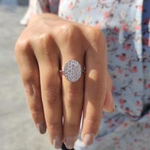 Anillo de Diamantes en Forma de Clúster Ovalado con Diamantes de Corte Redondo en un Marco Ovalado, Elegante Anillo de Compromiso Estilo Solitario, Anillo de Oro Sólido - Product Image 1