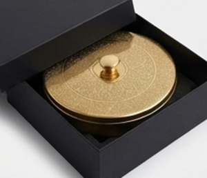 Élégant récipient à épices rond plaqué or avec gravure florale et 6 compartiments pour la cuisine - Product Image 6