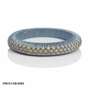 กำไลข้อมือ tissé zeliora ที่ทำด้วยมือ: สีฟ้าที่นุ่มนวลและเส้นใยปาล์มธรรมชาติที่ผสมผสานกันบนฐานไม้ที่เรียบ - Product Image 4