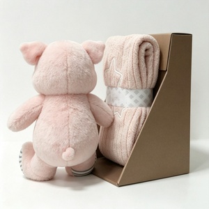 Coffret cadeau personnalisé sur le thème rose pour baby shower, comprenant un cochon en peluche rose et une couverture tricotée, jouet en peluche cochon nouveau-né et panier de couverture tricotée étoile. - Product Image 3