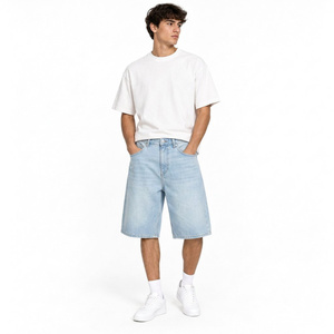 Pantalones cortos de mezclilla rectos de marca privada, estilo casual, con lavado medio, corte hasta la rodilla, bordado personalizado y estilo informal. - Product Image 4