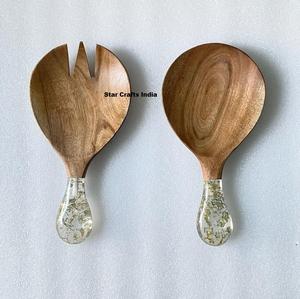 Cuillère en bois naturel artisanale rustique durable avec manche long et confortable pour mélanger les soupes, les ragoûts et les sauces - Product Image 5