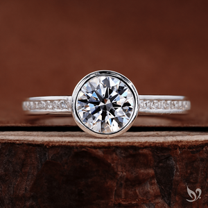 Bague de fiançailles classique 1,00 ct, diamant de laboratoire certifié IGI, taille ronde, sertissage moderne en clos avec bande de diamants en or blanc - Product Image 1