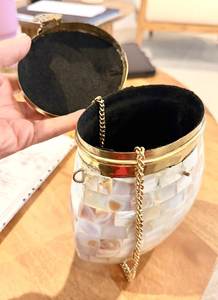 งานฝีมือเหนือกาลเวลา กระเป๋าคลัทช์เจ้าสาวสุดหรู รักษ์โลก ทำด้วยมือจากเปลือกหอยมุกธรรมชาติ รูปทรงตามธรรมชาติ ขนาดสั่งทำได้ สีธรรมชาติ ทันสมัย สำหรับสุภาพสตรี - Product Image 3