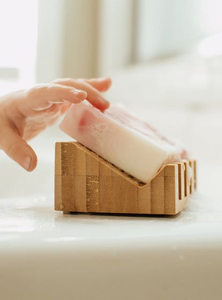 Jabonera de madera hecha a mano para lavabo, ducha o bañera, diseñada para sostener el jabón y prolongar su vida útil. - Product Image 2