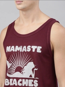 Camiseta sin mangas para hombre, color granate, con estampado Namaste Beaches, cuello redondo, estilo casual, 100% algodón, transpirable, tejido de punto, logotipo frontal - Product Image 6