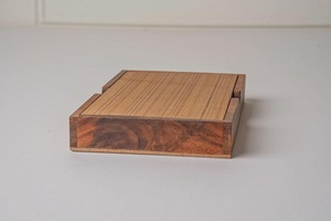 Juego de Dominó Doble Seis de Madera de Colores ILAHI, 28 Piezas, Ecológico, Tallado y Grabado, Diseño Antiguo, Caja Rectangular Alta de Madera - Product Image 1