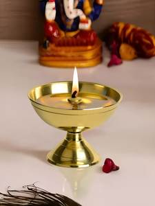 Lampe à huile traditionnelle indienne Deepam en laiton, Diya en cuivre, lumière de prière Pooja, décoration décorative pour la maison, l'accent de votre temple, la décoration religieuse des fêtes - Product Image 2