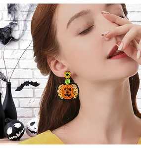 Superbes Boucles d'oreilles fantaisie en perles de rocaille et paillettes, motif citrouille d'Halloween Jack-O'-Lantern, pendantes, pour fêtes et occasions spéciales - Product Image 1