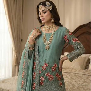 ชุดชาราร่าผ้าไหมแท้พร้อมผ้าคลุมไหล่ ประดับด้วยงานปักเลื่อมหนักสไตล์บอลลีวูด สำหรับงานปาร์ตี้สุดหรู - Product Image 1