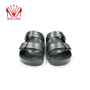 Fábrica de sandalias EVA personalizadas con punta abierta, produciendo sandalias tipo chanclas inspiradas en el fútbol para mercados promocionales y minoristas. - Product Image 5