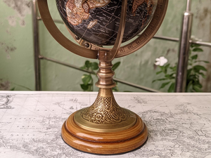 Globe de bureau vintage noir avec support en laiton : Décoration pour la maison et le bureau - Product Image 3