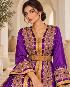 Caftán Marroquí Elegante de Terciopelo Color Ciruela Real con Bordado de Oro y Perlas, Puños Acampanados y Cinturón con Nudo Dorado para Fiestas - Product Image 5