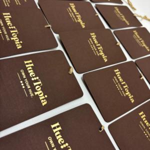 Mejore la imagen de su marca con nuestras etiquetas colgantes impresas en lámina de lujo, diseñadas para prendas de alta gama y colecciones artesanales al por mayor. - Product Image 5