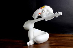 Statue artisanale moderne en résine blanche de Ganesha jouant de la guitare |   Pièce décorative contemporaine du dieu Ganesha pour la maison et le bureau - Product Image 4