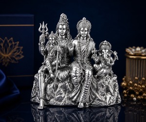 Idole de Shiva Parivar en argent oxydé plaqué 999 de Jaipur Metals |   Statue hindoue en laiton massif, design vertical |   Diwali, l'inauguration de la maison - Product Image 1