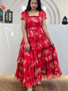 Robe de soirée NILESH TAILOR FASHION, longueur maxi, col carré, manches courtes bouffantes, motif floral, style premium, lavable, conçue par un créateur. - Product Image 2