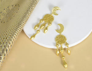 Pendientes colgantes de latón chapado en oro de lujo hechos a mano, elegantes para fiestas, joyería de moda llamativa para mujeres. - Product Image 2