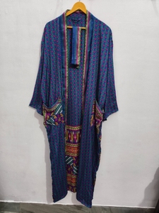 Robe kimono de luxe en soie patchwork, cache-maillot de bain, tenue de nuit, longue robe, kimono indien vintage fait main en soie de sari recyclée - Product Image 3
