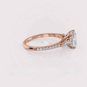 แหวนหมั้นเพชรทรงคุชชั่นวินเทจ เพชรเลี้ยงในห้องปฏิบัติการ พร้อมเพชรข้าง ได้รับการรับรองจาก IGI ชุบโรเดียม ทองคำขาว/ทองคำเหลือง/ทองคำชมพู 14K - Product Image 2