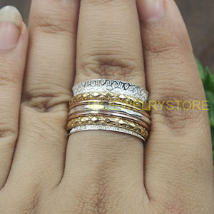 Anillo Giratorio Hecho a Mano de Plata, Latón y Cobre, Anillo de Meditación de Banda Ancha con Patrón Texturizado, Joyería para Aliviar la Ansiedad, Regalo Unisex para Ella y Él - Product Image 3