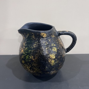 Florero Decorativo Moderno con Asa, Acabado en Negro y Dorado, Florero de Mesa de Aluminio - Product Image 3