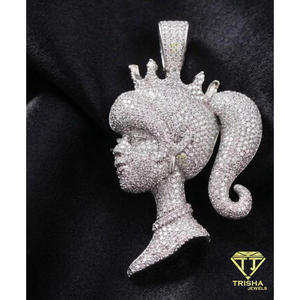 Colgante de plata de ley 925 con diseño de corona y diamantes de moissanita personalizados para mujer - Product Image 2