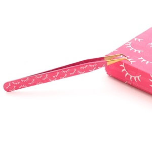Pince à cils conçue pour une application sans effort de faux cils avec une pointe incurvée précise permettant une prise facile - Product Image 2