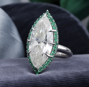 Bague de fiançailles solitaire en or blanc 6 ou 8 griffes avec halo de diamants verts taille marquise 13x6.5, 2 carats, qualité VVS VS EF, bijoux de mariage - Product Image 2