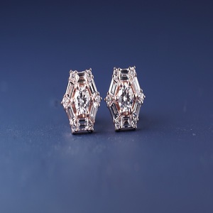 Boucles d'oreilles de luxe en or massif 14 carats avec diamants de laboratoire, design classique taille brillant, pour un style quotidien et une touche de mode. - Product Image 1