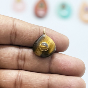 Colgante de Piedra Preciosa Ojo de Tigre en Forma de Pera Chapado en Oro de 18K con Doble Bisel Ovalado Pequeño y Dijes Hechos a Mano - Product Image 1