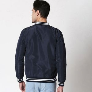 Chaqueta Varsity Clásica de Satén para Hombre, Estilo Americano Personalizado, Ropa Urbana de Invierno, con Parches Bordados y Cuello Alto - Product Image 2