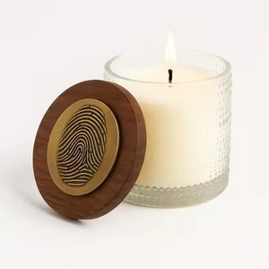 Pot à bougie en verre transparent avec couvercle argenté et décor de feuille sculptée, idéal pour souvenir de mariage ou boutique - Product Image 5