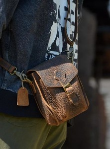 Bolso bandolera vintage de cuero genuino marrón para hombre y mujer, con hebilla de latón, cuero de grano completo, bolso de cuero unisex. - Product Image 3