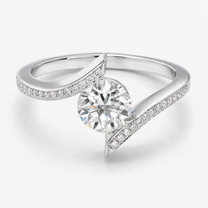 Anillo de compromiso clásico de plata 925 con diamante de talla brillante redonda, engaste de puntas y detalles pavé, estilo clásico de lujo - Product Image 2