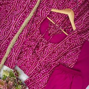 Elegante conjunto de vestido de rayón con bordado de espejo, pantalón y dupatta para uso festivo a precio mayorista, listo para usar. - Product Image 4