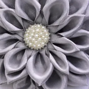 Broche de Flor Blanca, Elegante Pin Floral para Mujer, Accesorio de Moda de Lujo con Diseño Clásico de Pétalos de Tela, Color Blanco - Product Image 4