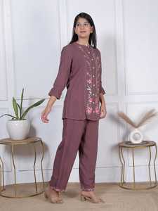 Ensemble coordonné pour femme, couleur mauve poussiéreuse, broderie florale, robe décontractée, haut Kurti boutonné avec pantalon assorti, pour un usage quotidien et une tenue ethnique. - Product Image 1