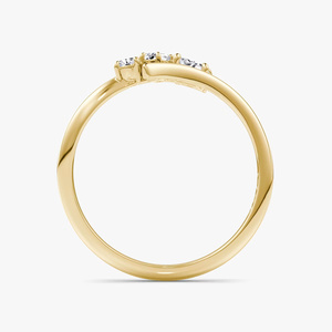 Anillo clásico de tres diamantes en oro amarillo con corte brillante redondo y engaste de puntas para compromiso femenino - Product Image 3