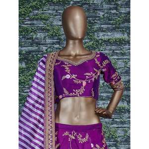 Lehenga Choli de Seda de Morera Bordado en Color Morado para Boda - Product Image 3
