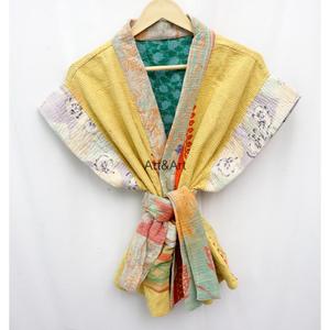 Chaqueta Acolchada Kantha Unisex Hecha a Mano, Kimono Kantha Reversible Bohemio, Chaqueta Floral Vintage de Invierno - Product Image 2